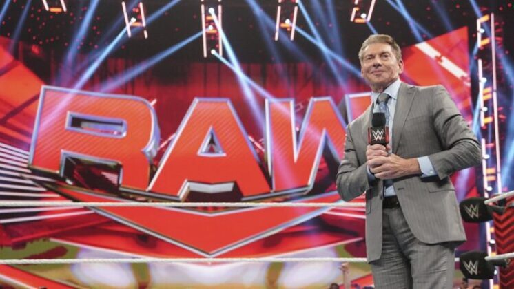Universo WWE furioso com a aparição de Vince McMahon no RAW