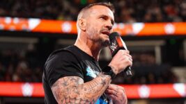 CM Punk substitui Jey Uso em banner do WWE RAW