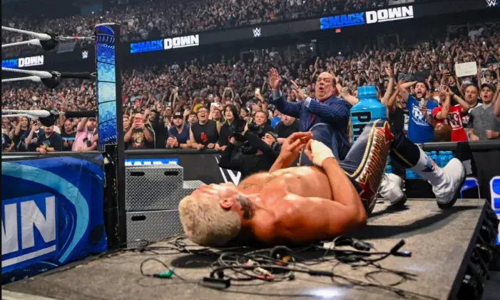 Cody Rhodes anuncia lesão após ataque no SmackDown