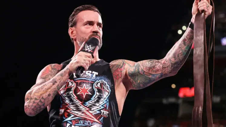 CM Punk indica que irá se envolver com Roman Reigns no WWE RAW