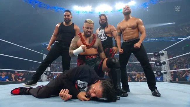 Roman Reigns "reconhece" Solo Sikoa mas é espancado pela The Bloodline