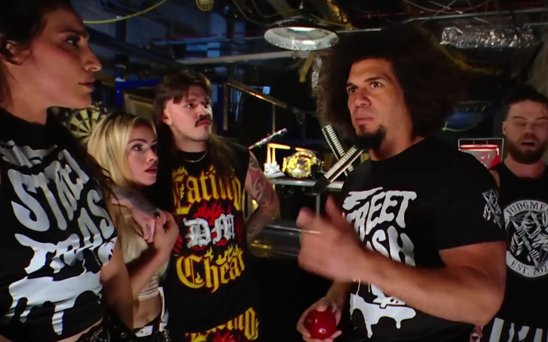 [PHOTO] Top RAW star shoves an apple into Carlito's trunks after SmackDown goes off the air