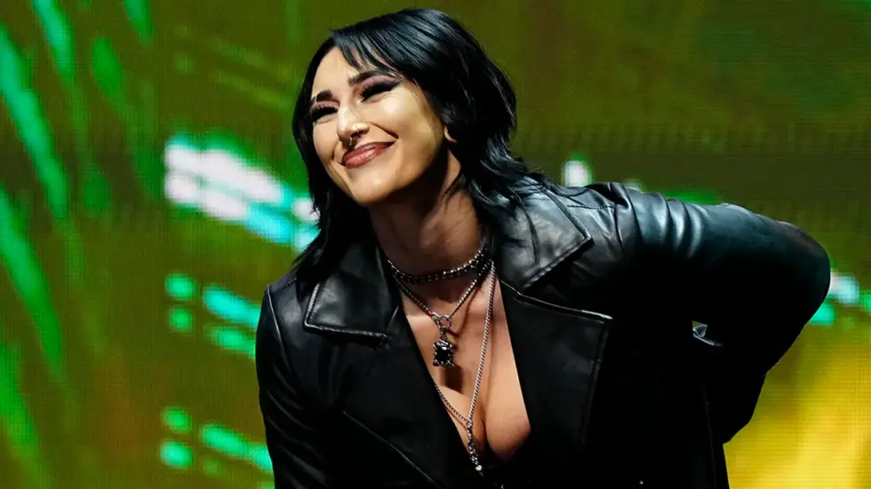 Estrela de topo do NXT demonstra interesse em enfrentar Rhea Ripley após retorno ao RAW