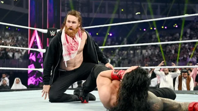 The Bloodline vence combate histórico no WWE Crown Jewel; Sami Zayn ataca Roman Reigns