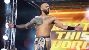 Atitude dos fãs surpreende Ricochet durante o AEW Collision