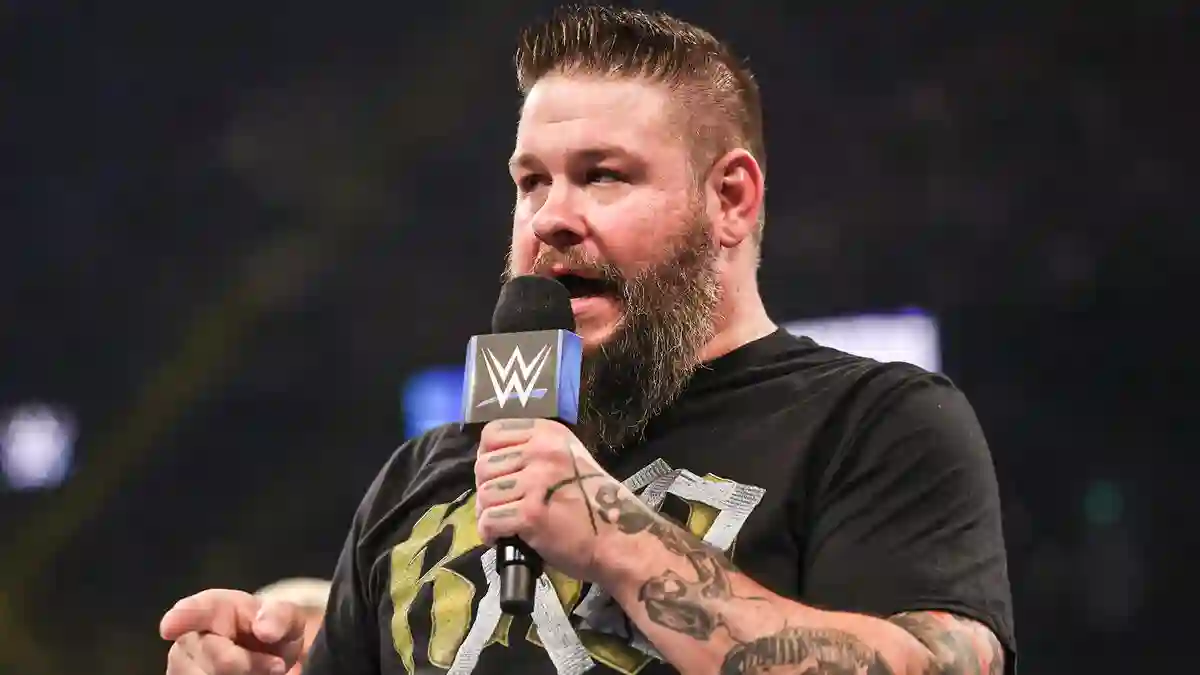 Kevin Owens reage após tentar “package piledriver” em Rey Mysterio