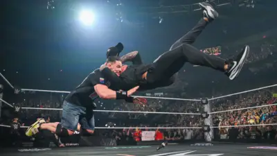 Vídeo inédito mostra Randy Orton embaixo do ringue antes de atacar John Cena