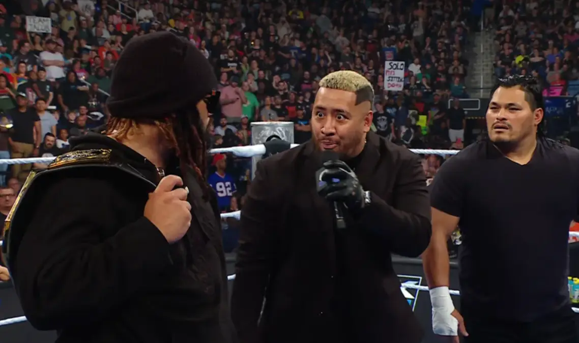 Roman Reigns é alvo de acusações da The Bloodline no WWE SmackDown