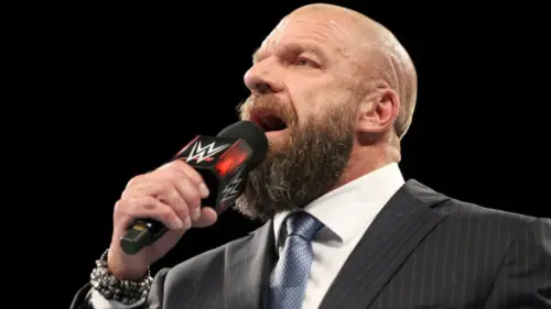 Ex-WWE cobra ação da TKO após decisões controversas de Triple H
