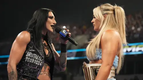 Tiffany Stratton manda recado para Rhea Ripley após parceria no WWE SmackDown