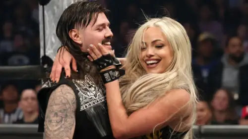 Liv Morgan e Dominik Mysterio voltam a se beijar publicamente