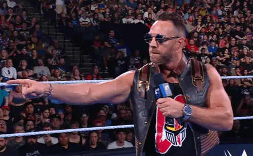 LA Knight é destruído pelo grupo de Seth Rollins no WWE SmackDown