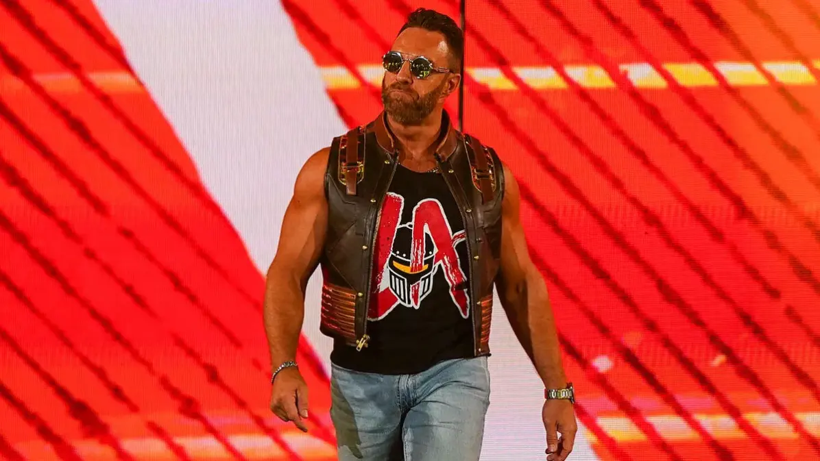 LA Knight fala sobre perder apoio dos fãs devido a derrotas importantes