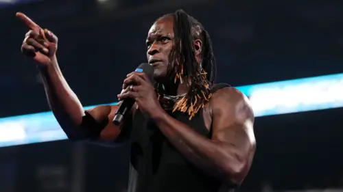WWE teria proibido qualquer referência a R-Truth no RAW