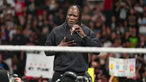 A verdadeira razão pela qual R-Truth cortou o cabelo no WWE RAW