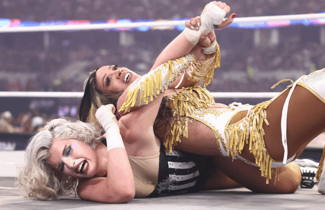 Mercedes Moné chama fãs de “doentios” após clipe viral com Toni Storm