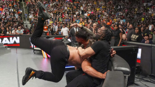 Roman Reigns e Jey Uso são destrúidos no WWE RAW