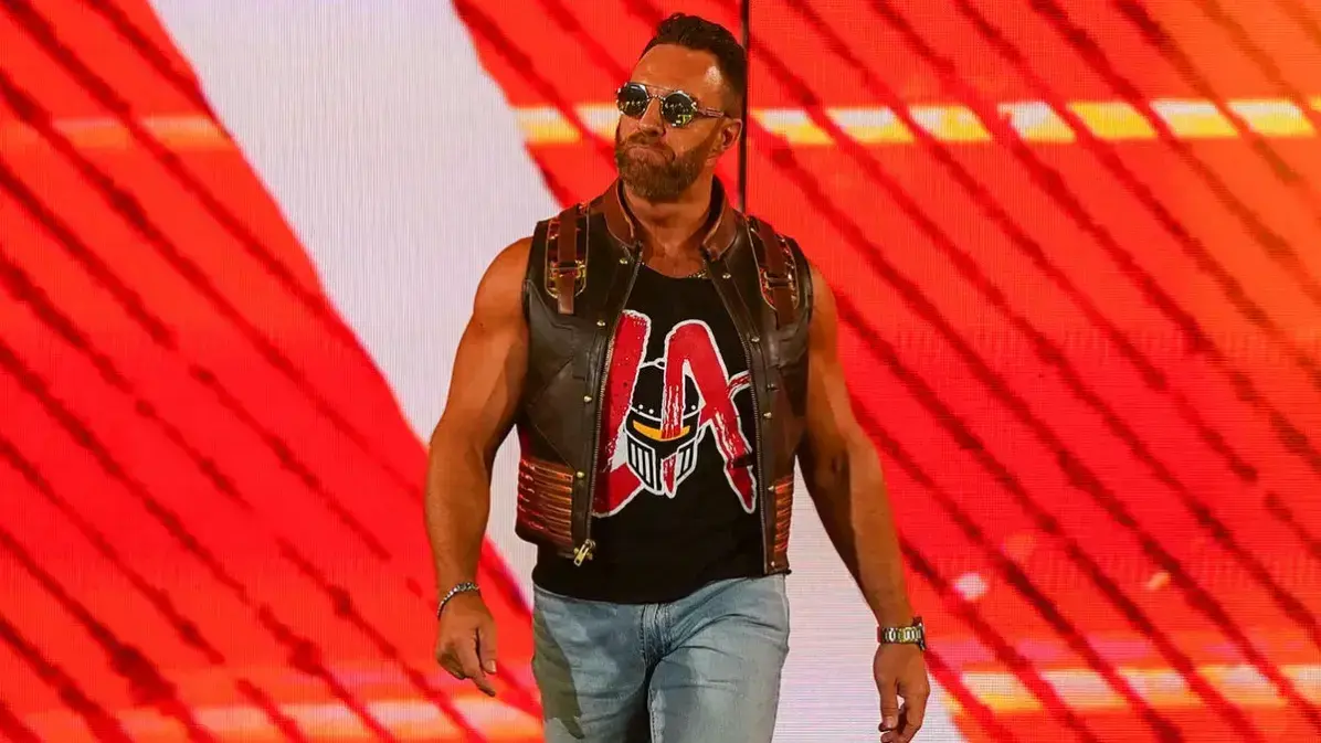 LA Knight critica aliança de Bronson Reed e Bron Breakker com Seth Rollins