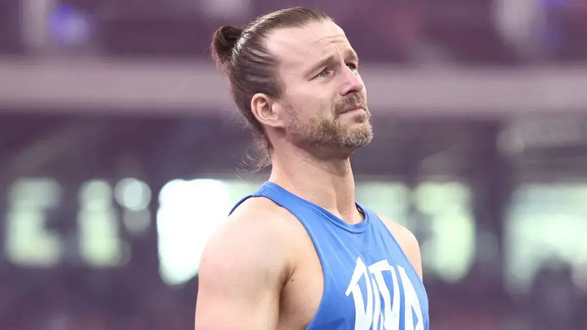 Adam Cole sofreu concussão em sua última pela AEW
