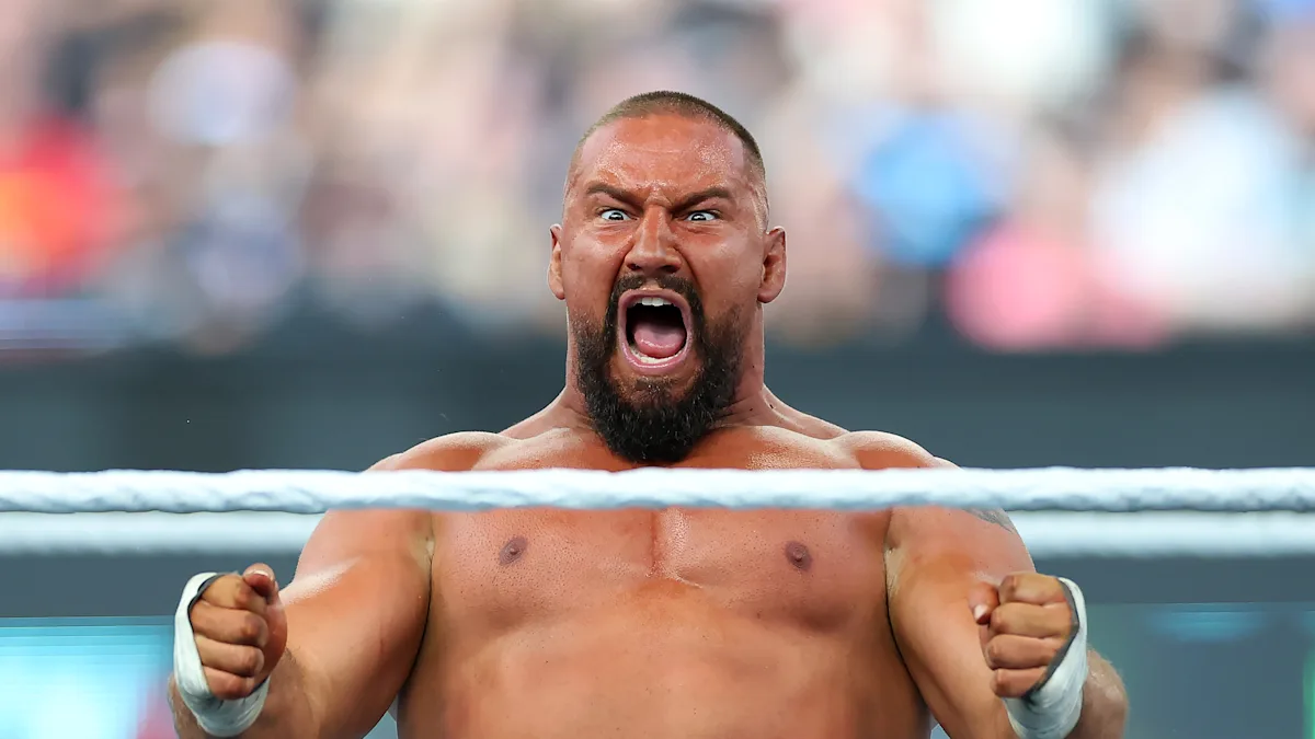 Bron Breakker evita debate sobre quem tem o melhor spear na WWE