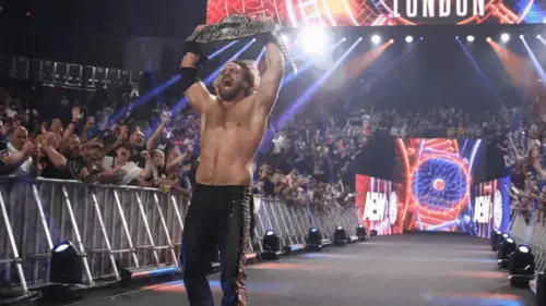 Adam Page fala sobre o diferencial dos shows da AEW em meio às críticas à WWE