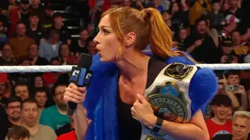Becky Lynch sai do personagem durante WWE SmackDown na Irlanda