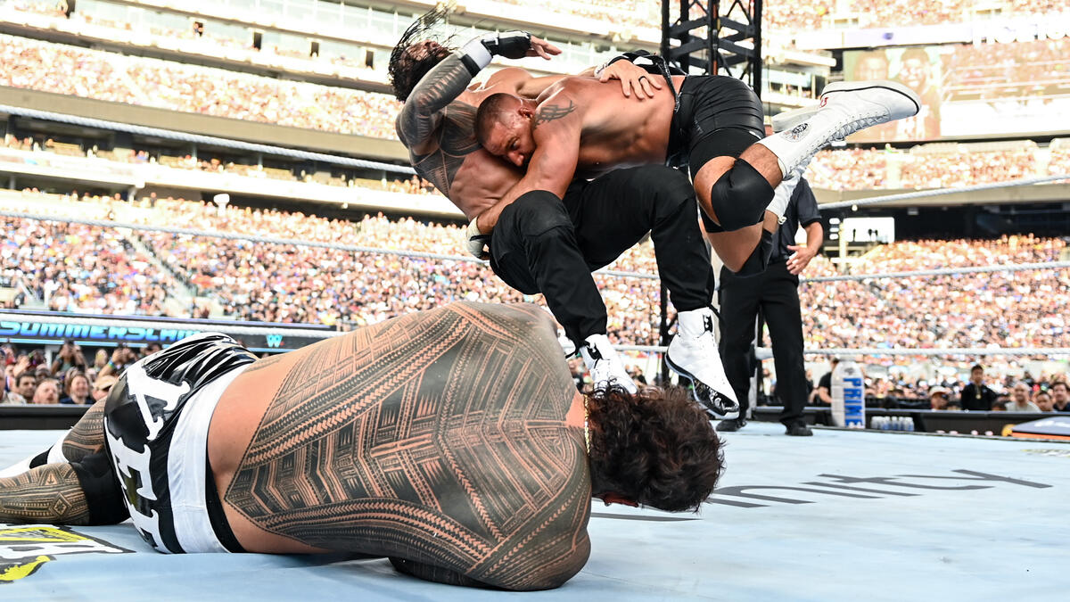 Bron Breakker tranquiliza fãs após possível lesão sofrida no WWE SummerSlam