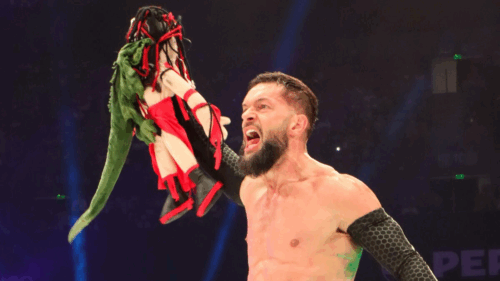 Finn Balor indica que continuará usando o “Demonito”