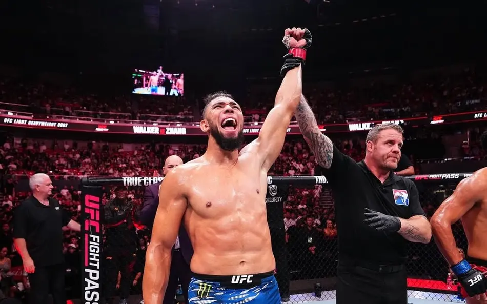 Johnny Walker sobe no ranking do UFC após vitória na China