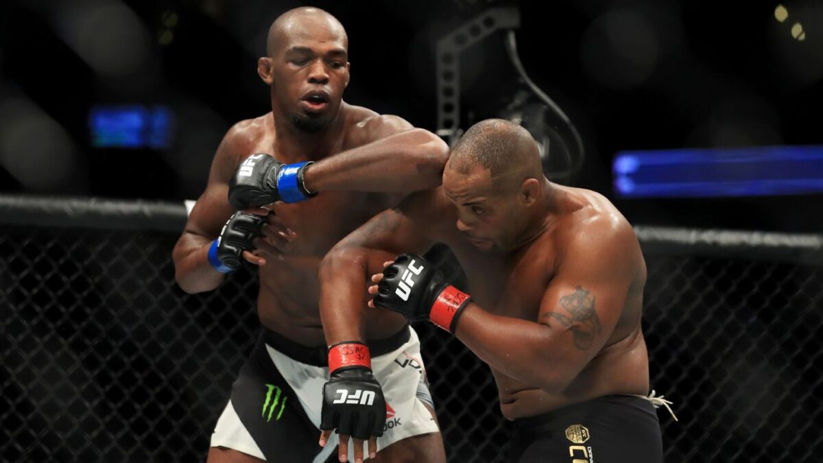 Jon Jones rebate críticas de Daniel Cormier e afirma que sua carreira ainda não acabou no UFC