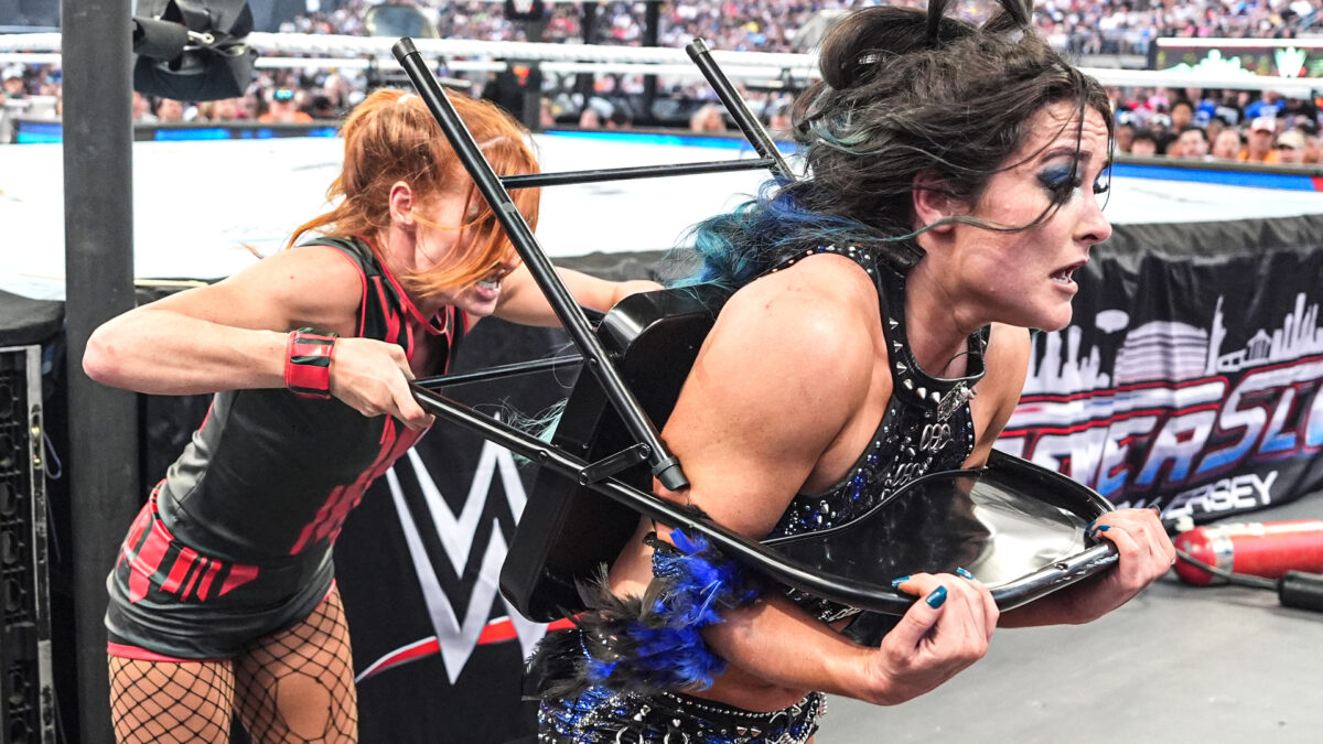 Becky Lynch vence Lyra Valkyria com ajuda de Bayley no SummerSlam