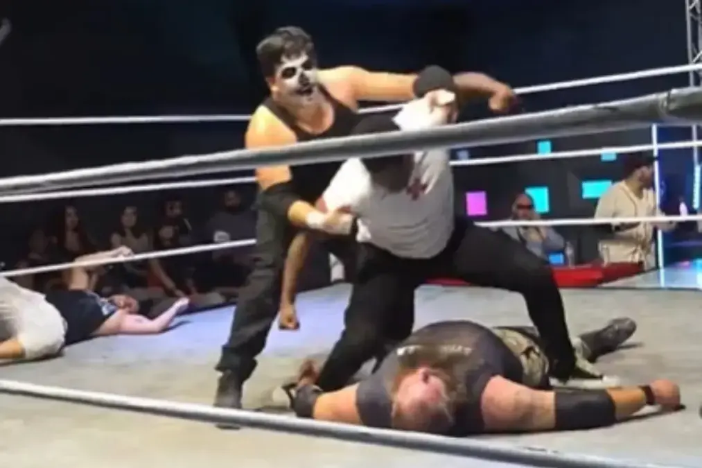 Filho de lenda do UFC ataca brutalmente lutador inconsciente em evento de pro-wrestling