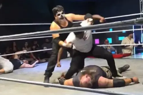 Filho de lenda do UFC ataca brutalmente lutador inconsciente em evento de pro-wrestling