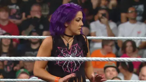 Bayley faz retorno surpresa no WWE RAW