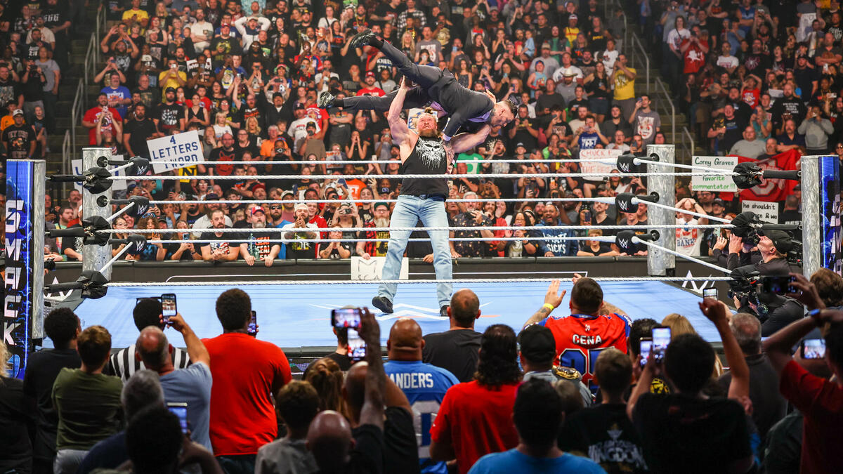 Brock Lesnar destrói Corey Graves no WWE SmackDown