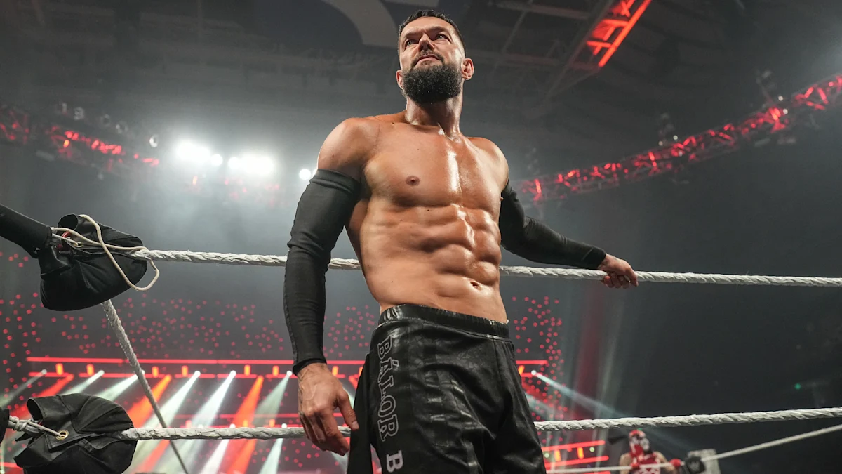 Finn Bálor se irrita ao ser questionado sobre o Judgment Day no WWE RAW
