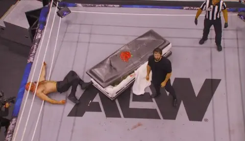 Jon Moxley conta com ajuda de retorno inesperado para vencer no AEW All Out