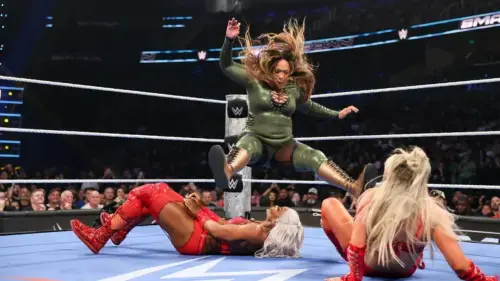 Ex-campeã de topo da WWE sai em defesa de Nia Jax após polêmicas no último SmackDown