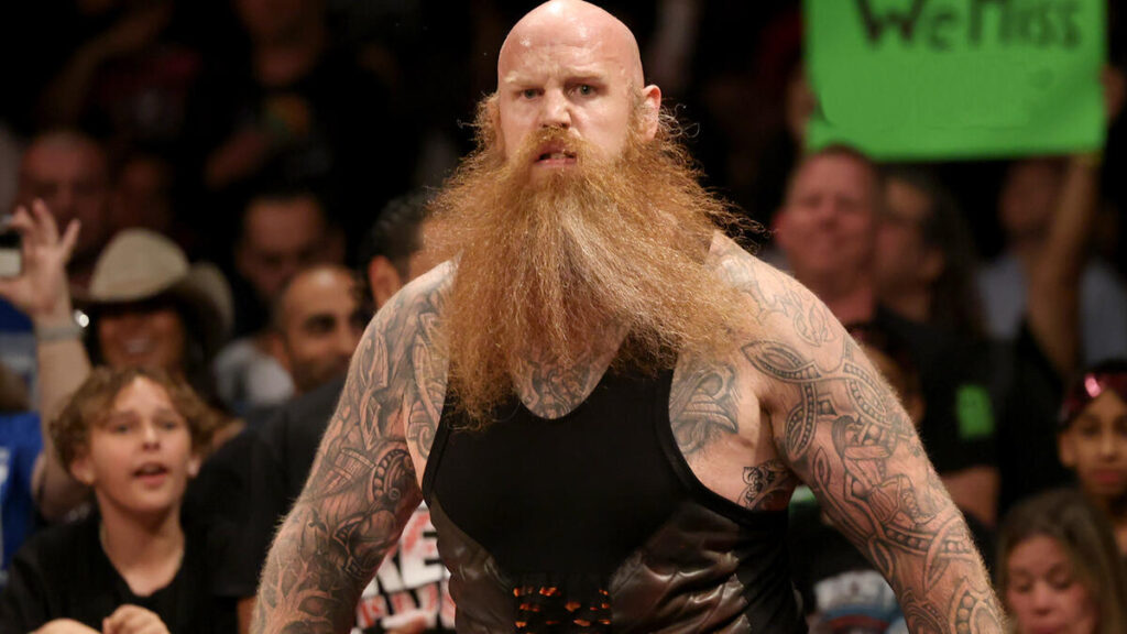 Erick Rowan se emociona ao visitar tributo a Wyatt Family na Universal Studios