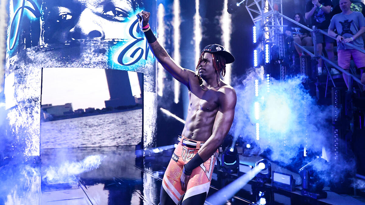 Ex-WWE afirma que Je’Von Evans virou “apenas mais um” após estreia no main roster