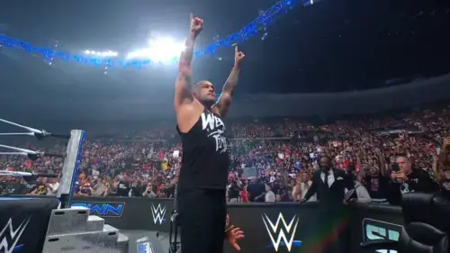 Damian Priest causa interferência crucial em combate por título no WWE SmackDown