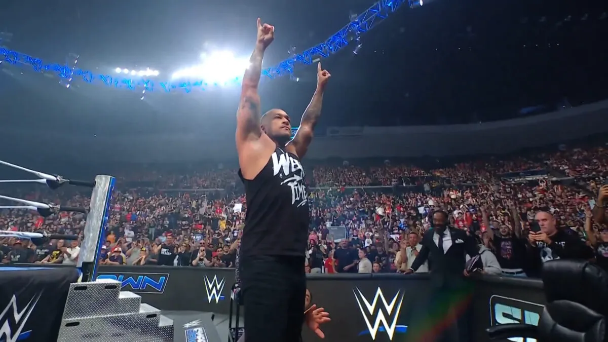 Damian Priest causa interferência crucial em combate por título no WWE SmackDown