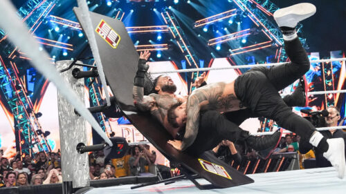 Jey Uso acerta “Spear” em Roman Reigns durante o WWE Crown Jewel