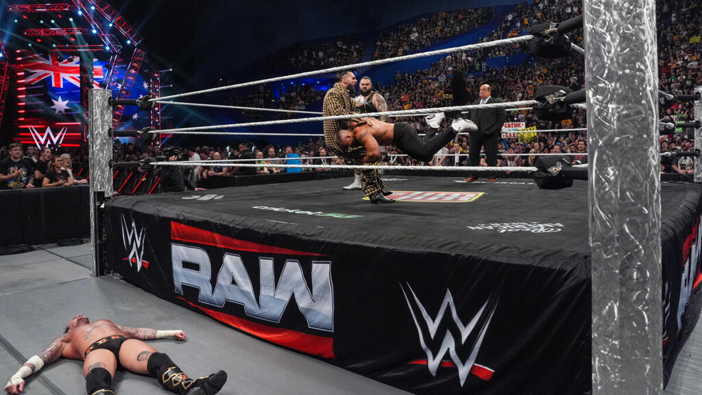 CM Punk e Seth Rollins causam ainda mais caos após o fim do WWE RAW