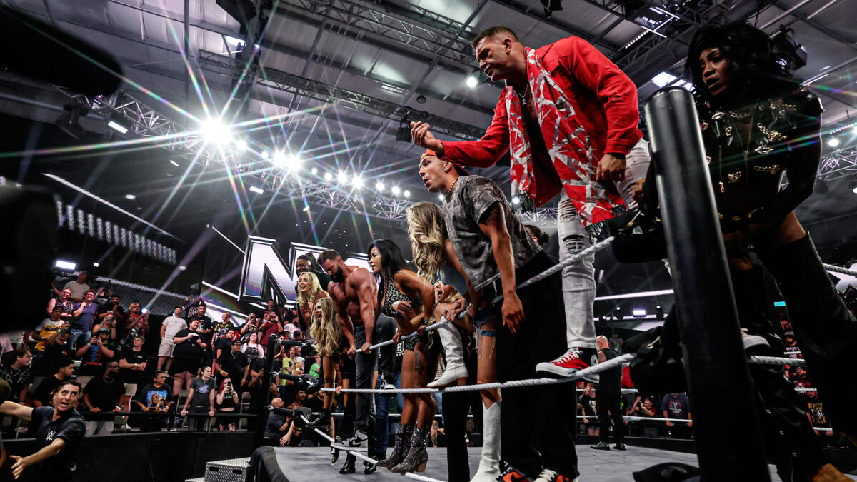 Campeão de topo da TNA reage com frustração ao ter ficado de fora do crossover com o WWE NXT