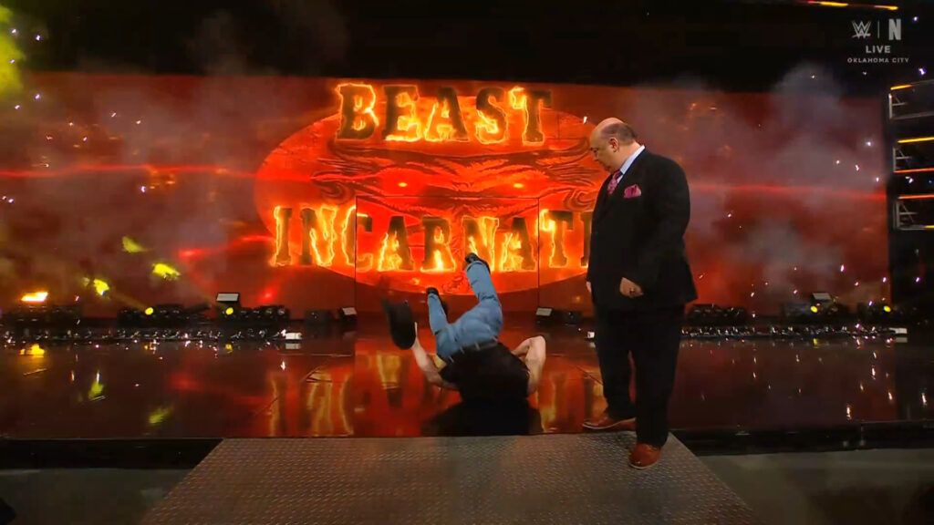 Brock Lesnar sofre escorregão bizarro no WWE RAW