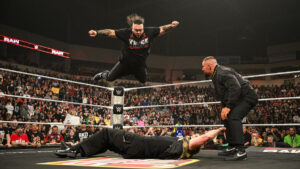 CM Punk e Logan Paul são atacados no WWE RAW