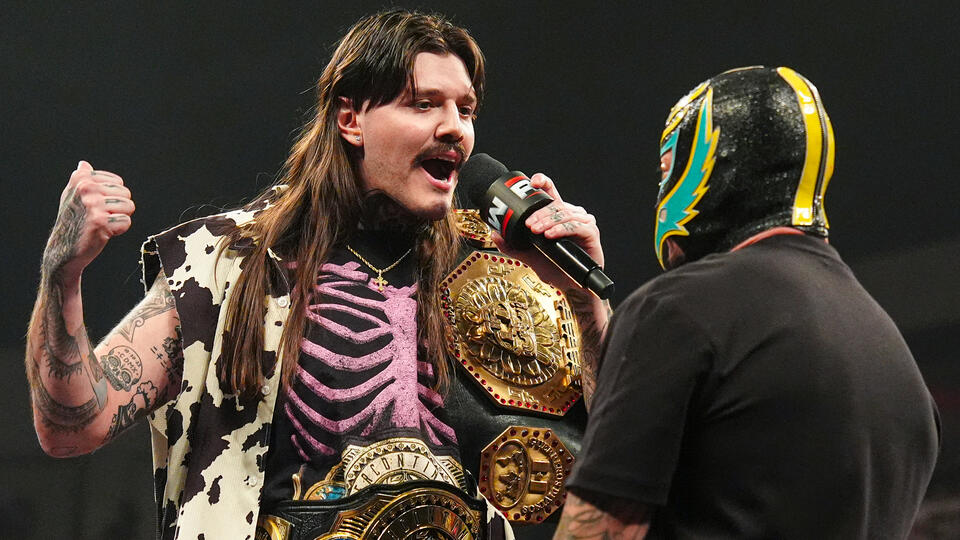 Rey Mysterio retorna à WWE durante o RAW