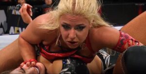 Thekla garante vantagem para a sua equipe no AEW Blood & Guts