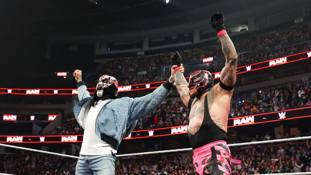 Penta retorna ao WWE RAW e salva Rey Mysterio